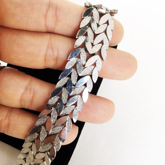 vintage bracelet silver tone wide textured leaves motif chain bracelet - Picture 1 of 9